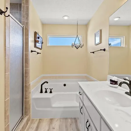 Vacation In This Gorgeous 2-Story Home! 3 Bedroom 3 Ba! Sleeps 8!